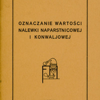 Skan przedstawia stronę tytułową pracy Marka Gatty-Kostyal’a w języku polskim. U góry znajduje się imię i nazwisko autora, poniżej tytuł „OZNACZANIE WARTOŚCI NALEWKI NAPRASTNICOWEJ I KONWALJOWEJ”. Niżej jest ilustracja przedstawiająca schemat aparatury laboratoryjnej. Na górze znajduje się okrągłe naczynie wypełnione cieczą z którego wychodzi przechylona w lewy bok szyjka zakończona mniejszym naczyniem Pod tym jest naczynie, z którego wydobywa się płomień. Wszystko połączone jest rurkami i znajduje się na poziomej powierzchni. Rysunek jest schematyczny, wykonany prostą kreską, bez kolorów ani szczegółów tła. Na dole znajduje się informacja wydawnicza: „WARSZAWA, Nakładem Mr. Farm. FR. HERODA, REDAKTORA „WIADOMOŚCI FARMACEUTYCZNYCH” 1927”. Całość jest otoczona cienką, czarną ramką.