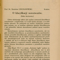 Strona tytułowa artykułu naukowego w języku polskim. W górnej części znajduje się nadruk: „Odbitka z wydawnictwa „Prace Zakładów anatomii patologicznej uniwersytetów polskich’, tom II, zeszyt 3/4.” Ponad nim po prawej stronie widoczna jest zapiana atramentem liczba 1599 i niżej nadruk „Od autora”. Poniżej wymieniony został autor: „Prof. Dr. Stanisław Ciechanowski” i miejsce wydania: „Kraków.” Poniżej widnieje tytuł: „O klasyfikacji nowotworów. (Szkic krytyczny.)” Po prawej stronie tytułu jest słabo widoczna pieczęć Zakładu Uniwersytetu Jagiellońskiego z centralnie umieszczonym herbem z koroną.
Tekst główny rozpoczyna się od omówienia celu analizy klasyfikacji nowotworów i przywołania zasad metodologicznych. Na dole strony znajdują się odręczne zapiski atramentem niebieskim i ołówkiem - numeracja biblioteczna numer „Z-142819” i Akc. zI 2025 nr 226”.
Papier ma pożółkły odcień, wskazujący na wiek dokumentu.