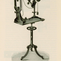 Skan ryciny technicznej obrazuje wolnostojący instrument optyczno-mechaniczny na trójnogu, z centralnym słupem, stołem oraz poziomym mechanizmem optycznym. Na słupie widoczne jest duże pokrętło służące do regulacji wysokości. Na blacie u góry stoi instrument, którego główną część stanowi pozioma belka z tubusem optycznym, przez który lekarz badał rogówkę pacjenta. Urządzenie, tzw. oftalmometr używane było w okulistyce do pomiaru krzywizny rogówki i astygmatyzmu oka.