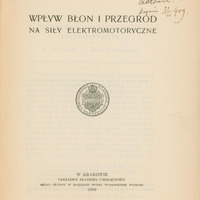 Strona tytułowa publikacji naukowej autorstwa N. Cybulskiego i J. Dunin Borkowskiego pt. „Wpływ błon i przegród na siły elektromotoryczne”. Wydana w Krakowie nakładem Akademii Umiejętności w 1909 roku. Skład główny odbył się w Księgarni Spółki Wydawniczej Polskiej. Na środku strony widnieje okrągła pieczęć z herbem Akademii Umiejętności „Academia Litterarum Cracoviensis”. W prawym górnym rogu znajduje się odręczna dedykacja napisana czarnym atramentem: „Wielce Szanownemu Panu prof. A. …………. Wdzięczni Autorowie. Kraków 22/06 909”.