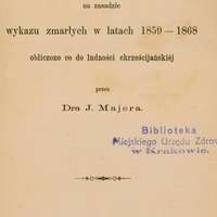 Strona tytułowa publikacji z 1881 roku. Tytuł dzieła: „Trwanie życia w Krakowie na zasadzie wykazu zmarłych w latach 1859–1868 obliczone co do ludności chrześcijańskiej”, autorstwa dra J. Majera. Tekst ułożony jest centralnie i zapisany różnej wielkości czcionkami szeryfowymi – większą dla tytułu, mniejszą dla szczegółów i nazwiska autora. Ozdobna, pozioma, rozdzielająca linia – krótki, prosty ornament, znajduje się centralnie w dolnej części nad informacją o miejscu wydania: „W Krakowie, w drukarni Uniwersytetu Jagiellońskiego pod zarządem Ignacego Stelcla, 1881.”
Na stronie widoczny jest niebieski odcisk pieczątki: „Biblioteka Miejskiego Urzędu Zdrowia w Krakowie”. Tło strony w kolorze kremowym, z lekkimi śladami starzenia papieru w postaci lekkich zażółceń i plam.