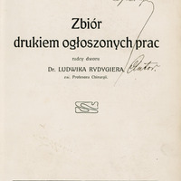 Ilustracja czarno-biała przedstawia stronę tytułową dzieła pod tytułem „Zbiór drukiem ogłoszonych prac radcy dworu dr. Ludwika Rydygiera, zw. Profesora Chirurgii” wydanego we Lwowie w 1912. U góry odręczna dedykacja „Jego Ekscelencji Doktorowi … jako mały znak wysokiego szacunku ofiaruje Autor”.