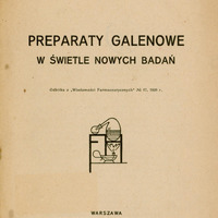 Skan przedstawia stronę tytułową pracy Marka Gatty-Kostyal’a w języku polskim. U góry znajduje się imię i nazwisko autora, poniżej tytuł „PREPARATY GALENOWE W ŚWIETLE NOWYCH BADAŃ” o raz informacja, że jest to odbitka z „Wiadomości Farmaceutycznych” No 17, 1926 r. Niżej jest ilustracja przedstawiająca schemat aparatury laboratoryjnej. Na górze znajduje się okrągłe naczynie wypełnione cieczą z którego wychodzi przechylona w lewy bok szyjka zakończona mniejszym naczyniem Pod tym jest naczynie, z którego wydobywa się płomień. Wszystko połączone jest rurkami i znajduje się na poziomej powierzchni. Rysunek jest schematyczny, wykonany prostą kreską, bez kolorów ani szczegółów tła. Na dole znajduje się informacja wydawnicza: „WARSZAWA, Nakładem Mag. Farm. Fr. Heroda, redaktora „Wiadomości Farmaceutycznych” 1926.”
