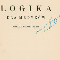 Ilustracja czarno-biała przedstawia stronę tytułową publikacji prof. Szumowskiego pod tytułem „Logika do medyków”. W środku strony odręczny podpis właściciela.