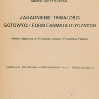 Skan przedstawia stronę tytułową pracy w języku polskim autorstwa Marka Gatty-Kostyal’a. Dokument ma układ pionowy. Papier ma kolor żółtawobiały. U góry widnieje nazwa instytucji sprawczej: „IZBA APTEKARSKA MAŁOPOLSKI WSCHODNIEJ WE LWOWIE”, poniżej imię i nazwisko autora oraz tytuł pracy: „MAREK GATTY-KOSTYAL”, „ZAGADNIENIE TRWAŁOŚCI GOTOWYCH FORM FARMACEUTYCZNYCH”. Pod tytułem, w nawiasie, znajduję się informacja: „Referat wygłoszony na XV Zjeździe Lekarzy i Przyrodników Polskich”. Na środku dokumentu widnieje informacja, że jest to „ODBITKA Z „CZASOPISMA APTEKARSKIEGO” Nr 9 – WRZESIEŃ 1937 R.”. Na dole strony znajduje się miejsce i rok wydania: „LWÓW 1937”.