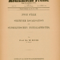 Praca kazuistyczna opisująca przypadki rzadkiej lokalizacji początkowych objawów kiły. Egzemplarz z dedykacją autora dla prof. M. L. Jakubowskiego: „J. Wielmożnemu Panu Prof. Jakubowskiemu od autora” Poniżej umieszczony jest duży, pogrubiony tytuł gazety: „Wiener Medizinische Presse”, pod którym znajduje się dopisek: Organ für praktische Aerzte. Jeszcze niżej drobnym drukiem nazwa redaktora: Dr. Anton Bum, i informacja o wydawnictwie: Urban & Schwarzenberg in Wien. W środkowej części znajduje się tytuł artykułu wielkimi literami: „Zwei Fälle seltener Localisation des syphilitischen Initialaffectes”
Niżej wydrukowano nazwisko autora: Prof. Dr. W. Reiss in Krakau. Na dole strony widoczna jest data publikacji 1901.