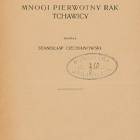 Strona tytułowej publikacji naukowej z 1914 roku. U góry znajduje się napis: „Z Zakładu Anatomii Patologicznej Uniw. Jagiell. (Dyrektor Prof. Dr Browicz)”. Poniżej widnieje tytuł: „Mnogi pierwotny rak tchawicy”. Autor: Stanisław Ciechanowski. Na środku strony znajduje się owalna pieczęć biblioteczna z napisem „Biblioteka Jana Piltza, Nr 710”. U dołu strony podano dane wydawnicze: „W Krakowie, w Drukarni Uniwersytetu Jagiellońskiego pod zarządem Józefa Filipowskiego, 1914”. Pod spodem widoczny jest ołówkowy biblioteczny numer inwentarzowy 1429910180.
Papier ma pożółkły odcień, wskazujący na wiek dokumentu.