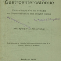 Ilustracja zielono-czarna przestawia stronę tytułową dzieła profesorów Rydygiera i Jaworskiego Ein Fall von Gastroenterostomie nebst Untersuchungen über das Verhalten der Magendarmfunction nach erfolgter Heilung z 1889 roku. U góry pieczęcie dar prof. dra J. Zubrzyckiego oraz Biblioteka Kliniki Położn. Ginekol. UJ.