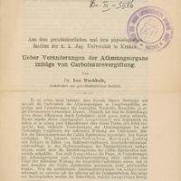 Ilustracja czarno-biała przedstawia stronę tytułową dzieła Leona Wachholza "Ueber Veranderungen der Athmungsorgane infolge von Carbolsaurevergiftung". W górnej części strony dedykacja „Jaśnie Wielmożnemu Panu profesorowi doktorowi P. Pieniążkowi z czcią i głębokim uszanowaniem wdzięczny uczeń Wachholz.