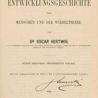 Ilustracja czarno-biała przedstawia stronę tytułową dzieła Oscara Hertwiga Lehrbuch der Entwicklungsgeschichte des Menschen und der Wirbelthiere z 1896 roku. Po środku odręczny podpis Staszewski.