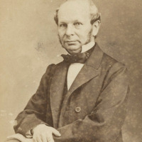 Fotografia portretowa w sepii mężczyzny ubranego elegancko,  Na dole zdjęcia podpis Źródło: PAU art oraz Domena publiczna. 