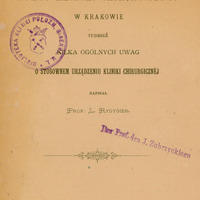 Ilustracja czarno-biała przedstawia stronę tytułową dzieła prof. Rydygiera pod tytułem Opis nowej kliniki chirurgicznej w Krakowie tudzież kilka ogólnych uwag o stosownem urządzeniu kliniki chirurgicznej z 1890 roku. Na dole strony pieczątka „Dar prof. dr. J Zubrzyckiego”.