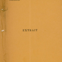 Obraz przedstawia okładkę publikacji “Recherches physiologiques sur la perspiration insensible de la peau” z 1898 r. prof. Reissa. Na górze pismem odręcznym napisano dedykację: „J. Wielmożnemu P. Prof. Jakubowskiemu z wyrazami głębokiego poważania – Autor”.
Poniżej, wyrównane do lewej, widnieją czarne, drukowane napisy w języku francuskim: „Annales de Dermatologie et de Syphiligraphie”.
Niżej, na środku strony, dużymi literami napis „EXTRAIT”.
W dolnym prawym rogu znajduje się informacja o wydawcy: „MASSON ET Cie, Éditeurs, 120, boulevard Saint-Germain, Paris.”