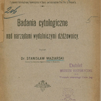 Skan przedstawia stronę tytułową pracy w języku polskim autorstwa Stanisława Maziarskiego. W prawym górnym rogu jest odręcznie zapisana dedykacja od autora. Poniżej widnieje nazwa instytucji sprawczej: „Z pracowni histologicznej Uniwersytetu w Nancy pod kierunkiem Prof. Dra A. Prenant’a ”, poniżej tytuł pracy: „Badania cytologiczne nad narządami wydalniczymi dżdżownicy” oraz imię i nazwisko autora. Na dole informacja wydawnicza: „LWÓW, CZCIONKAMI DRUKARNI LUDOWEJ, 1903”.