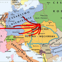 Rysunek przedstawia kolorową mapę polityczną Europy sprzed I wojny światowej, na której czerwonymi strzałkami zaznaczono szlaki podróży naukowych profesora Macieja Leona Jakubowskiego. Strzałki wychodzą z Krakowa i prowadzą do kilku ośrodków akademickich: Praga, Wiedeń, Paryż Berlin, Heidelberg, Graz, Monachium i Budapeszt.