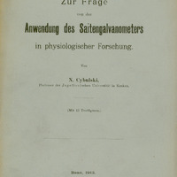 Strona tytułowa niemieckojęzycznej publikacji naukowej autorstwa N. Cybulskiego (Napoleona Cybulskiego), profesora Uniwersytetu Jagiellońskiego w Krakowie. W górnej części po stronie lewej znajdują się archiwalne oznaczenia katalogowe (czarnym atramentem odręcznie napisana i przekreślona liczba „4463” i pod nią niebieskim atramentem liczba „559”). Po stronie prawej widoczna jest odręczna dedykacja napisana czarnym atramentem „J. W. Prof. Kostanecki od autora”. Tytuł publikacji brzmi: „Zur Frage von der Anwendung des Saitengalvanometers in physiologischer Forschung.”, co można przetłumaczyć jako:
„W kwestii zastosowania galwanometru strunowego w badaniach fizjologicznych”.
Pod tytułem znajduje się informacja, że praca zawiera 13 rycin w tekście (oryg. Mit 13 Textfiguren).
Na dole strony umieszczono dane wydawnicze: Bonn, 1913. Odbitka osobna z czasopisma „Archiv für die ges. Physiologie”, tom 152. Wydawnictwo: Martin Hager.
Papier ma pożółkły odcień, wskazujący na wiek dokumentu.