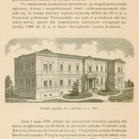 Skan przedstawia stronę z publikacji „Kronika szpitala św. Ludwika dla dzieci w Krakowie : okres 25 lat, od r. 1876 do r. 1900” wydanej w Krakowie w 1901 roku autorstwa Macieja Leona Jakubowskiego. Tekst w górnej części strony opisuje budowę i koszty Szpitala św. Ludwika dla dzieci w Krakowie: rozpoczęcie budowy wiosną 1874 roku, ukończenie gmachu w 1875 roku, a oddanie do użytkowania w 1876. Autor podkreśla, że całkowity koszt wynosił 49 622 złr. Co więcej, Towarzystwo nie dysponowało całą kwotą i zaciągnięto pożyczkę w wysokości 7 000 złr. w miejskiej Kasie Oszczędności w Krakowie.
Poniżej tekstu znajduje się szczegółowy rysunek architektoniczny: przedstawienie budynku pierwszego pawilonu Szpitala św. Ludwika z roku 1877. Widać dwupiętrową bryłę w klasycznym stylu XIX wiecznym: duża, symetryczna, elegancka budowla z klasycznymi zdobieniami elewacji i otoczenie z drzewkami i trawnikiem. Pod ilustracją znajduje się podpis: „Widok szpitala św. Ludwika w r. 1877.”
Tekst w dolnej części strony opisuje
uroczystość otwarcia szpitala dla dzieci 1 maja 1876 roku wyposażonego w 72 łóżka dla pacjentów, w obecności ważnych osobistości, m.in. prezydenta miasta Ferdynanda Weigla. Budynek poświęcił ks. Albin Dunajewski (późniejszy kardynał).
Oficjalne przeniesienie pacjentów z oddziału IV Szpitala św. Łazarza nastąpiło 26 maja: przeniesiono 11 chłopców i 16 dziewcząt. Dzieci karmione piersią pozostały jeszcze w Szpitalu św. Łazarza.