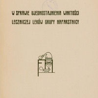 Skan przedstawia stronę tytułową pracy Marka Gatty-Kostyal’a w języku polskim. U góry znajduje się imię i nazwisko autora, poniżej tytuł „W SPAWIE UJEDNOSTAJNIENIA WARTOŚCI LECZNICZEJ”. Niżej jest ilustracja przedstawiająca schemat aparatury laboratoryjnej. Na górze znajduje się okrągłe naczynie wypełnione cieczą z którego wychodzi przechylona w lewy bok szyjka zakończona mniejszym naczyniem Pod tym jest naczynie, z którego wydobywa się płomień. Wszystko połączone jest rurkami i znajduje się na poziomej powierzchni. Rysunek jest schematyczny, wykonany prostą kreską, bez kolorów ani szczegółów tła. Na dole znajduje się informacja wydawnicza: „WARSZAWA, NAKŁADEM MR. FARM. FR. HERODA, REDAKTORA I WYDAWCY „WIADOMOŚCI FARMACEUTYCZNYCH” 1929”.