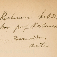 Odręcznie napisana czarnym atramentem dedykacja „Kochanemu (…) prof. Kostaneckiemu zawsze oddany autor”. Papier jest lekko pożółkły, co wskazuje na wiekową publikację
