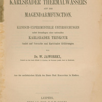 Ilustracja czarno-biała przedstawia stronę tytułową dzieła prof. Jaworskiego Über die Wirkung des Karlsbader Thermalwassers auf die Magendarmfunction z 1885 roku. Tytuł drukowanymi literami.