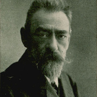 Fotografia czarno-biała przedstawiająca portret mężczyzny z wąsami ubranego elegancko. Na dole zdjęcia napis "Źródło: Biblioteka Medyczna UJ CM oraz Domena publiczna".