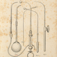 Skan przedstawia sześć monochromatycznych ilustracji przedstawiających przyrządy laryngologiczne. Tło jest beżowe, z widocznymi plamami i przebarwieniami. Pierwsza od lewej przedstawia „dmuchawkę do zasypywania krtani” – zakrzywione narzędzie z rurką na dole. Druga to dmuchawka z balonem kauczukowym – narzędzie bardzo podobne do poprzedniego z okrągłym balonikiem zamiast rurki. Trzecia to pędzel krtaniowy – cienkie zakrzywione narzędzie z małym pędzelkiem u góry. Czwarta to strzykawka z gąbką na zakrzywionej igle. Piąta to „gąbka do tuszowania” – narzędzie takie jak potrzebne z małą gąbeczką zamiast pędzla. Ostatnia ilustracja przedstawia to narzędzie do wkraplania płynów do krtani – zakrzywione narzędzie z okrągłą konstrukcją na środku. 
