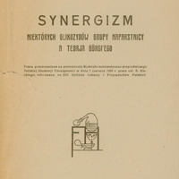 Skan przedstawia stronę tytułową pracy w języku polskim autorstwa Marka Gatty-Kostyal’a oraz Mieczysława Obtułowicza w języku polskim. Dokument ma układ pionowy. Papier ma żółtawy odcień. U góry widnieją nazwiska autorów: „M. GATTY-KOSTYAL i M. OBTUŁOWICZ”. Poniżej tytuł pracy: „SYNERGIZM NIEKTÓRYCH GLIKOZYDÓW GRUPY NAPARSTNICY A TEORJA BÜRGI'EGO” oraz podtytuł „Praca przedstawiona na posiedzeniu Wydziału Matematyczno-Przyrodniczego Polskiej Akademji Umiejętności w dniu 7 czerwca 1929 r. przez czł. K. Kleckiego, referowana na XIII Zjeździe Lekarzy i Przyrodników Polskich”. Poniżej znajduje się ilustracja przedstawiająca schemat aparatury laboratoryjnej. Na górze znajduje się okrągłe naczynie wypełnione cieczą z którego wychodzi przechylona w lewy bok szyjka zakończona mniejszym naczyniem Pod tym jest naczynie, z którego wydobywa się płomień. Wszystko połączone jest rurkami i znajduje się na poziomej powierzchni. Rysunek jest schematyczny, wykonany prostą kreską, bez kolorów ani szczegółów tła. Na dole strony znajduje się informacja o wydawcy: „NAKŁADEM MAG. FARM. F.R. HERODA, REDAKTORA 'WIADOMOŚCI FARMACEUTYCZNYCH', WARSZAWA – DŁUGA 16” oraz data wydania: „1930”.