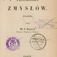 Strona tytułowa książki w języku polskim z 1857 roku. Tytuł jest umieszczony centralnie, napisany dużą pogrubioną czcionką: „Fizjologija zmysłów” z dopiskiem mniejszą czcionką: „Wyłożona przez Dra J. Majera, Professora Fizyologii w Krakowie.” Na górze strony znajdują się dwie odręczne notatki: pierwsza, po lewej stronie o treści „L. J. 647.”, po prawej stronie druga o treści „Nr. J. III.A.110.”. Centralnie na górze strony znajduje się niebieski odcisk pieczęci Zakładu Patologii Ogólnej i Eksper.  UJ z adresem: Kraków, ul. Czysta 18. Telefon 128-89. Na dole strony znajdują się dane wydawnicze: „Kraków, Nakładem D. E. Friedleina.” „Warszawa, Nakładem R. Friedleina.” „1857.” Powyżej danych wydawniczych, centralnie po prawej stronie informacji o autorze widać odręcznie przekreśloną fioletową podłużną pieczęć: „Biblioteka Zakładu Patologii Ogólnej i Doświadczalnej U. J. Dz. IIIa Nr. 110” . Numery „IIIa” i „110.” zapisane zostały odręcznie niebieskim atramentem.
Poniżej widać dwie odręcznie przekreślone pieczęcie biblioteczne: po lewej stronie w kolorze fioletowym CK Zakładu Patologii Ogólnej i Doświadczalnej w Krakowie z koroną i herbem, a po prawej stronie w kolorze czarnym Biblioteki Warsz. Tow. Lekars., na której znajdują się dwa fioletowe odciski pieczątek „Duplikat” i „Odstąpiony.”. Tło strony jest kremowe, bez ilustracji.