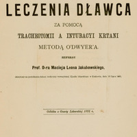 Skan przedstawia stronę tytułową publikacji autorstwa dr. Macieja Leona Jakubowskiego. Na samej górze napis „Z kliniki Pedyjatrycznej w Krakowie. Poniżej tytuł wyeksponowany dużą czcionką — „PORÓWNANIE WYNIKÓW LECZENIA DŁAWCA” i dalej drobnym drukiem: „za pomocą tracheotomii a. intubacyi krtani metodą O'Dwyer'a”.
Niżej określenie: Referat Prof. D ra Macieja Leona Jakubowskiego, odczytany na posiedzeniu Sekcyi Medycyny Wewnętrznej Zjazdu Lekarskiego w Krakowie dnia 19 lipca 1891 roku.
W dolnej części małym drukiem „Odbitka z Gazety Lekarskiej 1891 r.”
Na samym dole: informacja o wydaniu w Warszawie, przez drukarnię K. Kowalewskiego, ul. Królewska nr 29, rok 1891.