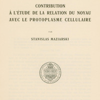 Skan przedstawia stronę tytułową pracy w języku francuskim autorstwa Stanisława Maziarskiego. U góry informacja, że jest to odbitka z czasopisma Bulletin International de l'Académie des Sciences de Cracovie. Classe des Sciences Mathématiques et Naturelles, z 1904 roku. Poniżej tytuł „CONTRIBUTION À L'ÉTUDE DE LA RELATIONS DU NOYAU AVEC LE PROTOPLASME CELLULARE” oraz imię i nazwisko autora zapisane w języku francuskim: STANISLAS MAZIARSKI. Niżej ekslibris oraz informacje wydawnicze: „CRACOVIE, IMPRIMERIE DE L'UNIVERSITÉ, 1904”.