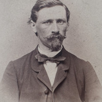 Fotografia czarno-biała przedstawiająca portret mężczyzny z wąsami i brodą, ubranego elegancko. Na dole zdjęcia napis "Źródło: Katedra Historii Medycyny oraz CC-BY-NC".