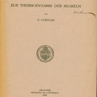 Strona tytułowa publikacji naukowej w języku niemieckim autorstwa N. Cybulskiego (Napoleona Cybulskiego), profesora Uniwersytetu Jagiellońskiego. Tytuł dzieła to: „Zur Thermodynamik der Muskeln”, co oznacza: „O termodynamice mięśni”. Na górze strony znajduje się informacja o źródle publikacji: „Extrait du Bulletin de l’Académie des Sciences de Cracovie – Classe des Sciences Mathématiques et Naturelles. Série B: Sciences Naturelles. Avril – Mai 1916”, czyli: Wyciąg z Biuletynu Akademii Umiejętności w Krakowie – Klasa Nauk Matematyczno-Przyrodniczych. Seria B: Nauki Przyrodnicze. Kwiecień–maj 1916.
Strona zawiera napisaną czarnym atramentem odręczną dedykację „Wielce Kochanemu Panu Prof. Maziarzowi, autor” oraz numerację archiwalną „3060” zapisaną dwukrotnie odręcznie niebieskim atramentem, w lewym górnym i prawym górnym rogu strony.
Na środku widoczna jest okrągła pieczęć Academia Litterarum Cracoviensis z herbem.
Na dole strony podano miejsce i rok wydania: Cracovie – Imprimerie de l’Université – 1916 (Kraków – Drukarnia Uniwersytecka – 1916).
Papier ma pożółkły odcień, wskazujący na wiek dokumentu.