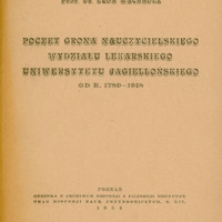 Ilustracja czarno-biała przedstawia stronę tytułową dzieła prof. Wachholza pod tytułem Poczet grona nauczycielskiego Wydziału Lekarskiego Uniwersytetu Jagiellońskiego od r. 1780-1918. U góry dedykacja dla „Jaśnie wielmożnego pana rektora prof. Dr. Maziarskiego”.