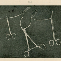 Ilustracja przedstawia 3 metalowe narzędzia chirurgiczne. Widać kilka rodzajów kleszczy i zacisków z charakterystycznymi okrągłymi uchwytami, połączonych elastycznymi przewodami lub rurkami. Narzędzia są rozmieszczone symetrycznie