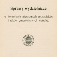 Strona tytułowa publikacji naukowej, utrzymana w minimalistycznym, czarno-białym stylu typograficznym. Tło jest jednolicie białe, bez ilustracji, ramek. Wszystkie napisy są wyśrodkowane, zapisane czcionką szeryfową, o różnej wielkości i pogrubieniu, co podkreśla hierarchię informacji.
Na samej górze, mniejszą czcionką, znajduje się informacja o autorze:
„S. Ciechanowski.”
Poniżej, większą czcionką, tytuł pracy naukowej: „Sprawy wydzielnicze w komórkach pierwotnych gruczolaków i raków gruczolakowych wątroby.”.
Pod tytułem centralnie na stronie widnieje okrągła pieczęć z herbem Akademii Umiejętności „Academia Litterarum Cracoviensis”.
Na dole strony, mniejszą czcionką, umieszczono dane wydawnicze:
„Kraków. Nakładem Akademii Umiejętności. Skład Główny w Księgarni Spółki Wydawniczej Polskiej. 1900.”