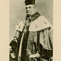 Ilustracja czarno-biała przedstawiająca mężczyznę w płaszczu z gronostajów, z ozdobnym łańcuchem, w birecie na głowie, patrzącego w lewo. Podpisana Dietl w stroju rektorskim.