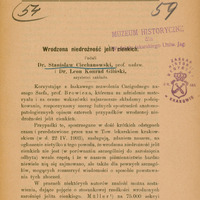 Stronę tytułową artykułu medycznego w języku polskim pt. „Wrodzona niedrożność jelit cienkich”, autorstwa dr. Stanisława Ciechanowskiego i dr. Leona Konrada Glińskiego, asystentów Zakładu Anatomii Patologicznej prof. dra Browicza w Krakowie. Dokument pochodzi z 1903 roku i zawiera opis czterech przypadków wrodzonej niedrożności jelit cienkich.
Autorzy, korzystając z materiałów udostępnionych przez prof. Browicza, przedstawiają obserwacje kliniczne i anatomopatologiczne, które zaprezentowali 22 kwietnia 1903 roku w Towarzystwie Lekarskim Krakowskim. Podkreślają rzadkość występowania tej wady wrodzonej w porównaniu do zarośnięcia odbytu oraz niewielką liczbę publikacji na ten temat w polskim piśmiennictwie. W tekście przytoczono dane statystyczne z prac innych autorów, m.in. Müllera, który na 75 000 sekcji znalazł 36 przypadków niedrożności jelit, z czego większość dotyczyła jelita biodrowego, dwunastnicy i jelita czczego.
Na górze strony została wpisana odręcznie niebieską kredką numeracja biblioteczna „L. inw. 2371”. Liczba „2371” została odręcznie przekreślona czarną kredką. Poniżej po stronie lewej znajduje się wpisana czarnym atramentem liczba „54” odręcznie podkreślona niepełnym łukiem, a po prawej stronie ręcznie wpisana czarną kredką liczba „59”. Poniżej liczby „59”, zachodząc na dwa ostatnie wyrazy tytułu, postawiony został fioletowy odcisk pieczęci „Muzeum Historyczne dla Wydziału lekarskiego Uniw. Jag.” i dalej pod spodem po prawej stronie kartki - odcisk pieczęci „Zakład Historji Medycyny Un. Jag. w Krakowie” z herbem z koroną.
Papier ma pożółkły odcień, wskazujący na wiek dokumentu.

