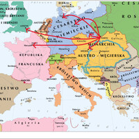 Ilustracja przedstawia uproszczoną mapę polityczną Europy sprzed I wojny światowej. Kilka czerwonych strzałek wychodzi z Krakowa, obrazując kierunki podróży naukowych prof. W. Reissa, rozchodzą się one w kilku kierunkach:
•	w kierunku Wiednia
•	w kierunku Berlina i Hamburga
•	w kierunku Londynu 
•	w kierunku Paryża
•	w kierunku Wrocławia.