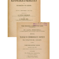 Obraz przedstawia stronę tytułową książki w języku niemieckim. Na górze widnieje tytuł „Dr. Johann Steiner’s Compendium der Kinderkrankheiten für Studirende und Aerzte”, Poniżej znajduje się informacja o wydaniu: „Dritte vermehrte Auflage” opracowane przez: Dr. Ludwig Fleischmann i Dr. Maximil. Herz. Na dole strony podana jest miejscowość i rok wydania: „Leipzig, Verlag von F. C. W. Vogel” 1878.
Skan przedstawia stronę tytułową polskiego przekładu podręcznika pediatrii Johanna Steinera. U góry nagłówek: Wydanie Stowarzyszenia do Wydawnictwa Dzieł Lekarskich w Krakowie”; poniżej imię i nazwisko autora: Dr Jana Steinera, „c. k. Profesora pedyjatryi i Lekarza ordynującego w szpitalu dla dzieci praskim”.
W centrum dużą czcionką tytuł: „Rys nauki o chorobach dzieci dla uczących się i lekarzy”. Następnie informacja, że jest to tłumaczenie z drugiego wydania „poprawionego i pomnożonego”, przełożone na język polski przez grono lekarzy Uniwersytetu Jagiellońskiego pod kierunkiem Dra Macieja Leona Jakubowskiego (profesora pediatrii) i Dra Józefa Oettingera (profesora historii medycyny).
Na dole: miejsce wydania — Kraków, w Drukarni Uniwersytetu Jagiellońskiego, pod zarządem I. Stelcla, rok 1877.