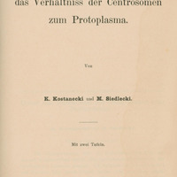 Ilustracja czarno-biała przedstawia stronę tytułową dzieła Kostaneckiego i Siedleckiego Ueber das Verhältniss der Centrosomen zum Protoplasma z 1896 roku. 