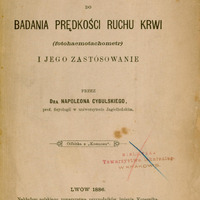 Strona tytułowa polskojęzycznej publikacji naukowej autorstwa dra Napoleona Cybulskiego, profesora fizyologii w Uniwersytecie Jagiellońskim. Tytuł publikacji to: „Nowy przyrząd do badania prędkości ruchu krwi (fotohaemotachometr) i jego zastosowanie”
(treść tytułu zapisana dużą czcionką, z wyróżnieniem słów „badania prędkości ruchu krwi”). Pod tytułem znajduje się informacja: „Odbitka z „Kosmosu” otoczona poziomym prostokątnym ornamentem ozdobionym na obu końcach motywem kwiatowym. Niżej podano dane wydawnicze: „Lwów 1886. Nakładem Polskiego Towarzystwa Przyrodników imienia Kopernika. Z I. Związkowej drukarni we Lwowie.”
Ponad danymi wydawniczymi, po prawej stronie widnieją stempel: „BIBLIOTEKA Towarzystwa Lekarskiego w Krakowie”, przekreślony przecinającymi się w kształcie litery X odręcznymi liniami, z których jedna naniesiona została czerwoną kredką, a druga niebieską.
Papier ma pożółkły odcień, wskazujący na wiek dokumentu z drobnymi śladami użytkowania (np. plamy).