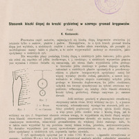 Ilustracja czarno-biała przedstawia fragment tekstu i tytuł dzieła prof. Kostaneckiego Stosunek kiszki ślepej do krezki grzbietnej w szeregu gromad kręgowców. Po środku tekstu z lewej strony znajdują się dwa rysunki. Pierwszy przedstawia nieregularny kształt od którego z prawej strony wychodzą prostopadłe przerywane linie, druga większy okrąg położony nad mniejszym, połączone przerywanymi liniami. U góry pieczęć Zakład Histologiczny Uniwersytetu Jagiellońskiego. 