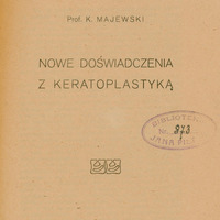 Skan okładki broszury „Nowe doświadczenia z keratoplastyką”. Nagłówek u góry: czytelny napis „ODBITKA Z POLSKIEJ GAZETY LEKARSKIEJ Nr. 42 i 43. Niżej w nieco większym rozmiarze druk: „Prof. K. MAJEWSKI”, wskazujący autora. Poniżej widoczny tytuł  po środku:
•	W pierwszej linii: „NOWE DOŚWIADCZENIA”
•	W drugiej: „Z KERATOPLASTYKĄ”.
Po prawej stronie, mniej więcej na wysokości tytułu, okrągły stempel „Biblioteka Jana Piltza”. Na dole mniejszym drukiem „LWÓW” jako miejsce wydania, a tuż poniżej, jeszcze mniejszym drukiem: „Z DRUKARNI I LITOGRAFIJ PILLER NEUMANNA 1924.” 