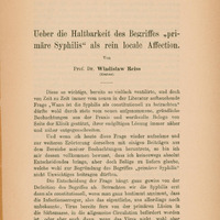 Skan przedstawia stronę tytułową pracy w języku niemieckim autorstwa Prof. Władysława Reissa. Na górze znajduje się duży, pogrubiony tytuł „Ueber die Haltbarkeit des Begriffes „primäre Syphilis“ als rein locale Affection”, a pod nim autor i miejsce: „Prof. Dr. Wladisław Reiss (Krakau)”.
Powyżej tytułu, na górnym marginesie, widoczny jest odręczny wpis dedykacji: „J. Wielm. Prof. Jakubowskiemu od Autora” (pisane kursywą). Po prawej stronie, nieco poniżej podpisu, widnieje pieczęć z napisem „MUZEUM HISTORYCZNE MEDYCYNY POLSKIEJ” – wskazująca, że egzemplarz znajdował się kiedyś w kolekcji muzealnej. Niżej rozpoczyna się fragment tekstu rozprawy, w którym autor kwestionuje pojęcie, że pierwotna kiła jest wyłącznie chorobą miejscową.