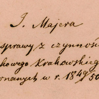 Strona z odręcznym tekstem w języku polskim, napisana czarnym atramentem, to zapisany tytuł dzieła: „J. Majera
Zdanie sprawy z czynności Towarzystwa naukowego Krakowskiego dokonanych w r. 1849/50.”.
Tło strony jest jasnoróżowe przechodzące przy brzegach w jasnożółte, widoczne są zażółcenia i plamy.