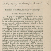 Skan przedstawia pierwszą stronę publikacji w języku polskim autorstwa Przemysława Pieniążka. U samej góry widnieje odręcznie zapisana notatka. Poniżej tytuł: „Działanie apomorfinu jako leku wykrzuśnego” oraz tekst pracy zapisany czarnym drukiem na jasnym tle, bez ilustracji.